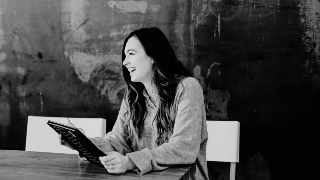 Setting the right targets for employees An employee looking happy: one of the effects of setting the right targets for employees